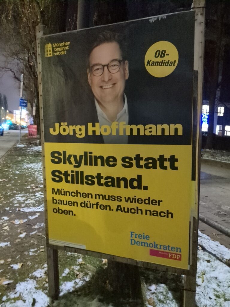 Wahlplakat Jörg Hoffmann OB-Kandidat der FDP: Skyline statt Stillstand. München muss wieder bauen dürfen. Auch nach oben.