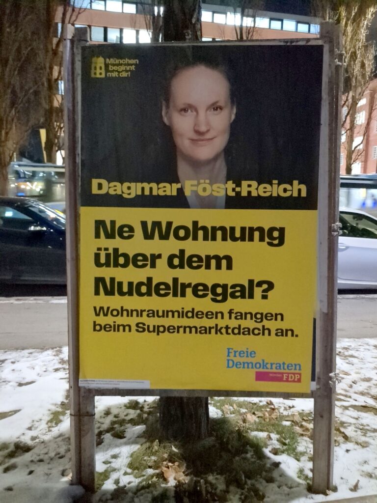 Wahlplakat Dagmar Föst-Reich der FDP: Ne Wohnung über dem Nudelregal? Wohnraumideen fangen beim Supermarktdach an.