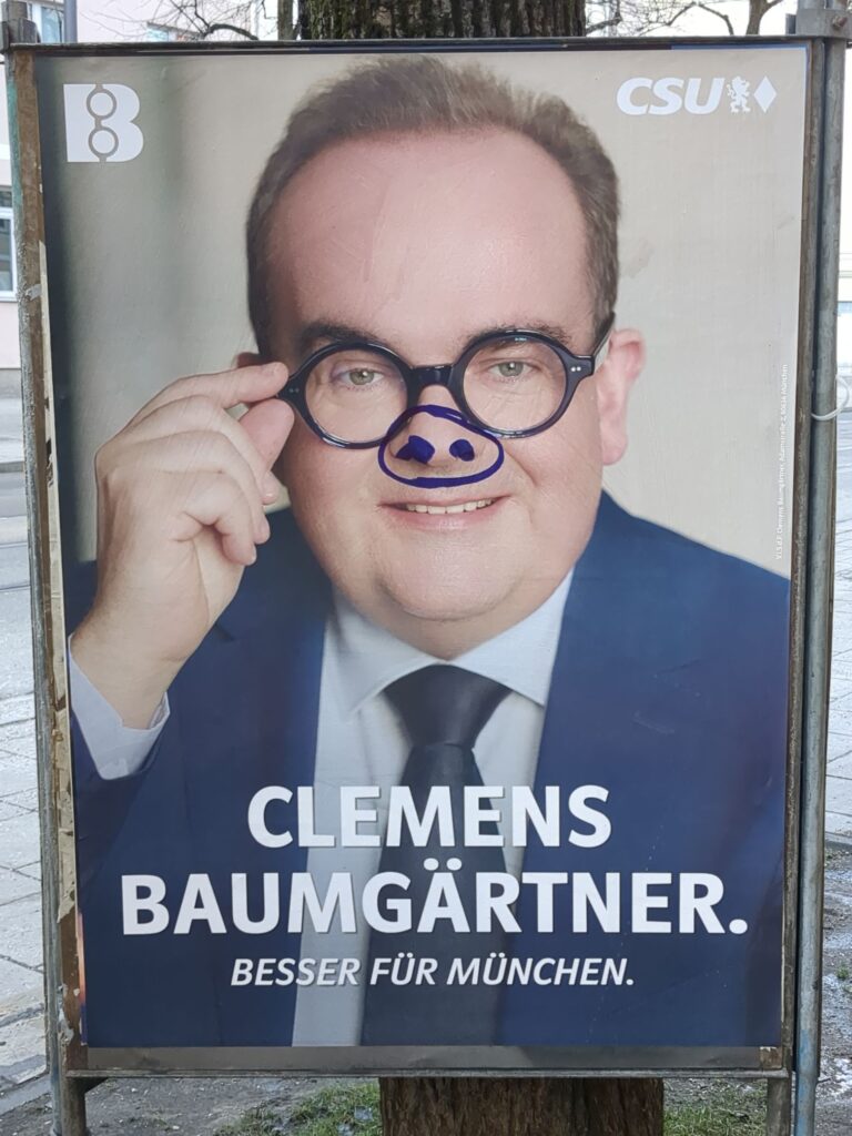 Wahlplakat Clemens Baumgärtner OB-Kandidat der CSU.
Jemand hat ihm eine Schweinenase gemalt.