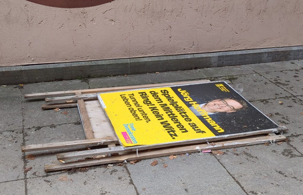 Die Wahlplakate wurden ein Stockwerk hinuntergeworfen zum U-Bahneingang und liegen auf dem Boden.