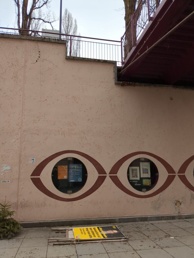 Die Wahlplakate wurden ein Stockwerk hinuntergeworfen zum U-Bahneingang und liegen auf dem Boden.